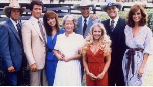 Resim: Dallas dizisinin ana karakterleri Ewing Ailesi (soldan sağa Kahya Ray, Bobby, Pamela, Baba John Ross “Jock”, Miss Ellie, Lucy, adamımız J.R., Sue Ellen), dizi Türkiye’de ne tesadüf 1980’de gösterime girmiştir.