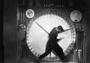Resim: Metropolis adlı filmden alınmıştır. Avusturyalı-Alman yönetmen Fritz Lang’ın çektiği sessiz bilim kurgu filmidir. Kapitalist bir düzende işçiler ile işverenler arasında yaşanan sosyal krizi anlatır.