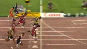 Resim: Usain Bolt 100 metre altın madalyasını kazanırken (http://www.mirror.co.uk/sport/other-sports/athletics/usain-bolt-wins-100m-gold-6305067 adresinden alınmıştır)